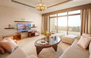 TV a/nebo společenská místnost v ubytování Roda Beach Resort