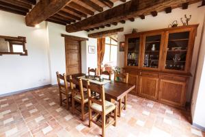 uma sala de jantar com uma mesa de madeira e cadeiras em Casa Uliveto in Molino Vitelli em Casella