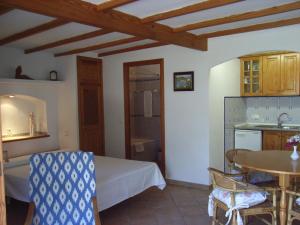 una camera con letto e tavolo e una cucina di Son Malero a Calvià