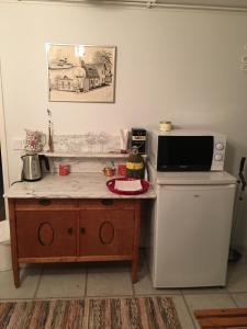 eine Küche mit Theke und Mikrowelle in der Unterkunft Rum i villa - Kärleksudden Norrtälje in Norrtälje