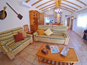 een woonkamer met 2 banken en een tafel bij Villa Pepito in Riumar