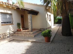 een huis met trappen en palmbomen ervoor bij Villa Pepito in Riumar