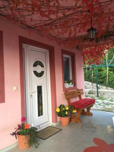 Taman di luar Holiday Village Ostrog