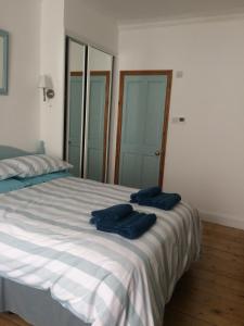 シェリンガムにあるSpacious Town Centre Flatのベッドルーム1室(青いタオル2枚付)