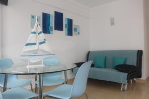 a dining room with a table and a sailboat on it at Apartamento Mar in Quarteira