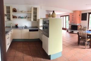 een keuken met witte kasten en een fornuis met oven bij Green View Apartments in Contra