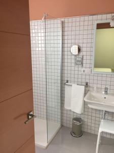 a bathroom with a shower, toilet and sink at Apartamentos Mitreo in Merida