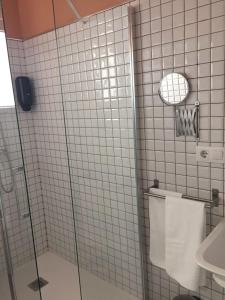 uma casa de banho com um chuveiro, um WC e um lavatório. em Apartamentos Mitreo em Mérida