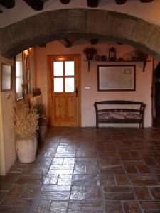 Habitación con puerta, mesa y silla en Casa Rural Boletas, en Loporzano