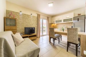 Televízia a/alebo spoločenská miestnosť v ubytovaní Apartments Sea Vodice