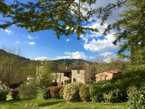 a house in the middle of a yard at Agricola Caicucci in Montone