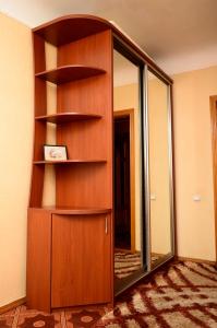 estantería de madera con espejo en la habitación en Apartment on Petropavlivs'ka 90, en Sumy