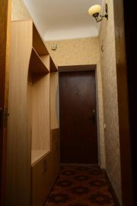 スームィにあるApartment on Petropavlivs'ka 90の茶色の扉と茶色の扉のある廊下