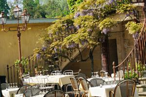 ห้องอาหารหรือที่รับประทานอาหารของ Noemys Gradignan - ex Cit'Hotel Le Chalet Lyrique