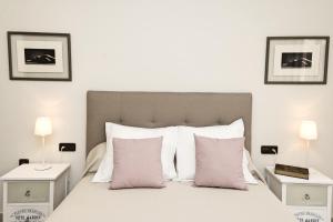 a bedroom with a bed with two night stands and two lamps at Apartamento Malagueta Gutenberg in Málaga