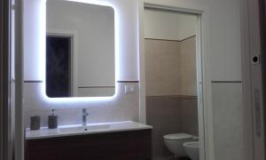 A bathroom at B&B la Palma