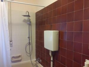 łazienka z prysznicem i toaletą w obiekcie Accogliente e ospitale B&B w mieście Perugia