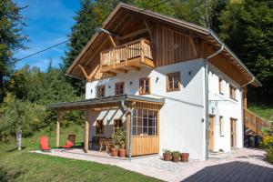 ein kleines Haus mit Holzdach in der Unterkunft Logis2324 in Bad Goisern
