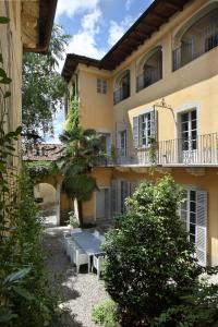 a building with a picnic table in front of it at Palazzo dei Leoni in Ameno