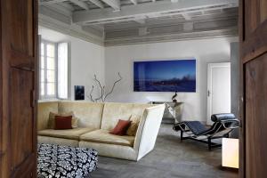 a living room with a couch and a chair at Palazzo dei Leoni in Ameno