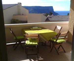 a table and chairs on a balcony with a view at Mar y Luz in Cassis