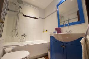 een badkamer met een toilet, een wastafel en een douche bij Ktima Grammeno Beachside Villa in Palaiochóra +42 foto's