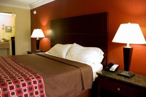 מיטה או מיטות בחדר ב-Polynesian Inn