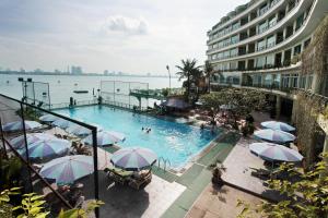 Tầm nhìn ra hồ bơi gần/tại The Hanoi Club Hotel & Residences