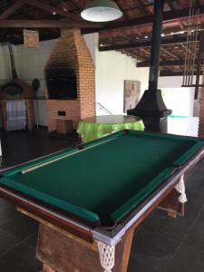 Biliár nebo kulečník v ubytování Chales da Serra