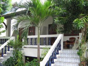 a staircase with a palm tree in front of a house at Lamoon Lamai Residence & Guesthouse in Lamai