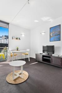 TV a/nebo společenská místnost v ubytování Docklands Private Collection - City Harbour Apartments