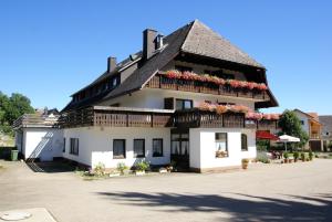 ein großes weißes Gebäude mit Blumen auf dem Balkon in der Unterkunft SchöpPerle in Häusern