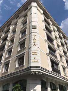 イスタンブールにあるTaba Luxury Suites and Hotelの看板付きの建物