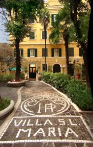 un edificio con un laberinto en medio de una acera en Hotel Villa San Lorenzo Maria, en Roma