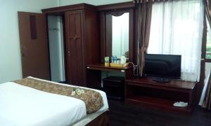 TV tai viihdekeskus majoituspaikassa Dieng Kledung Pass Hotel & Restaurant