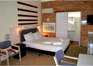 a bedroom with a bed with an american flag on it at Wanderlight Motor Inn in Mudgee