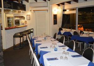 una fila di tavoli in un ristorante con tovaglie blu di Wanderlight Motor Inn a Mudgee