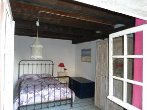 ル・グロー・ダグドにあるhuis grau d agdeのベッドルーム(ベッド1台、窓付)