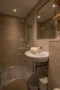 bagno con lavandino e doccia in vetro di Haus Reintal a Kramsach Altre 37 foto
