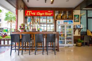 un bar avec des chaises noires dans un restaurant dans l'établissement Thai Siam, à Patong Beach