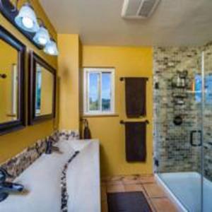 La salle de bains est pourvue d'une baignoire, d'un lavabo et d'une douche. dans l'établissement Hacienda De Suenos, à Paso Robles