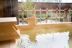 奈良市にある奈良 万葉若草の宿 三笠の木製のベンチから出る水のプール