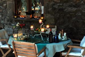 una mesa con un mantel azul y velas en ella en La Riserva Montebello, en Bolsena