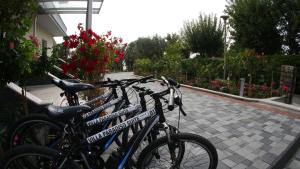 eine Gruppe nebeneinander geparkt Fahrräder in der Unterkunft Villa Paradiso Suite in Moniga