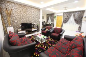 a living room with a couch and two chairs at Come Inn Homestay 1379 in Miri