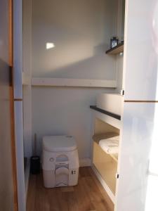 Ein Badezimmer in der Unterkunft Havel Cruiser - Hausboot-Flöße mit Stil
