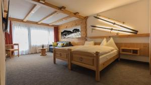 a bedroom with a bed and a couch at Ambiente Mountain Style in Saas-Fee