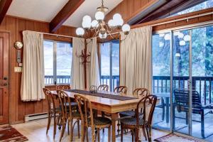 Un comedor con mesa y sillas de madera. en 12B Star Gazers, en Wawona