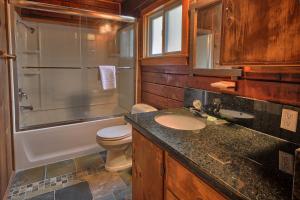 une salle de bain avec toilettes, lavabo et douche dans l'établissement 1L The Tree House, à North Wawona 16 autres photos
