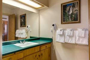 Ένα μπάνιο στο 1A Wawona Retreat +19 φωτογραφίες